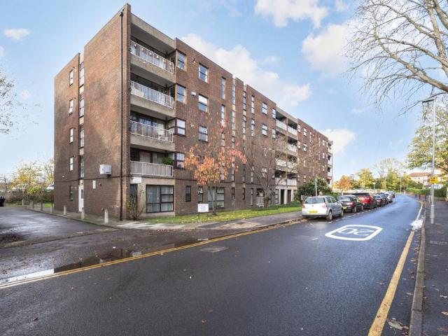 Glenbuck Road, Surbiton KT6 1 bed apartment to rent £1,450 pcm £335 pw