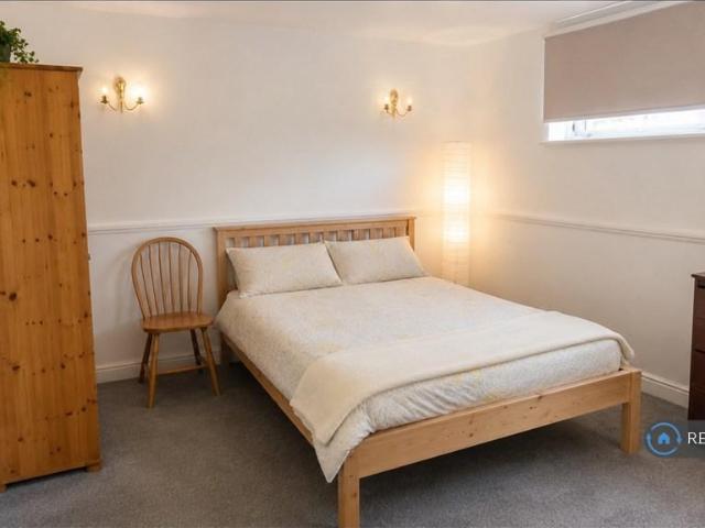 Glengall Grove, London, E14 1 bed in a flat share to rent £1,079 pcm £249 pw