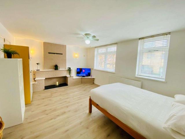 Glengarnock Avenue, London E14, 4 bed shared accommodation to rent, £1,050 pcm | PrimeLocation