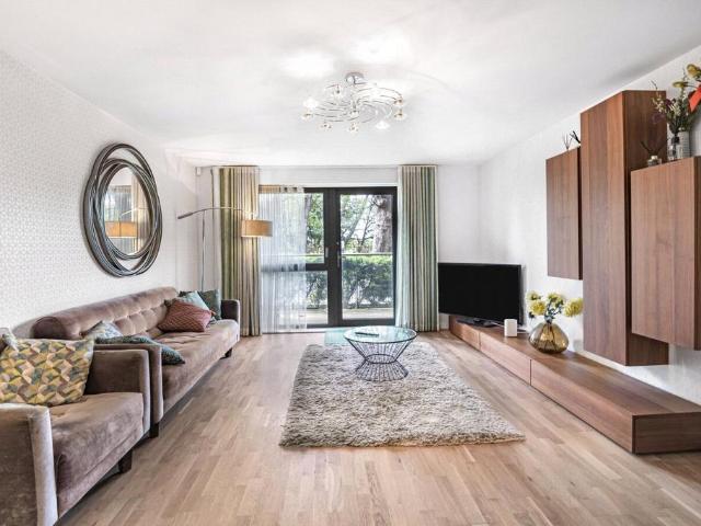 Glengarnock Avenue, London, E14 3 bed apartment to rent £2,900 pcm £669 pw