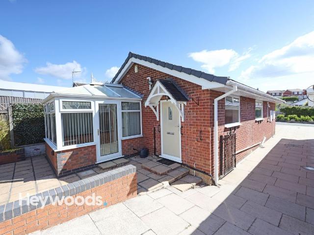 Glendale Court, Newcastle ST5, 2 bed detached bungalow to rent, £1,300 pcm | PrimeLocation