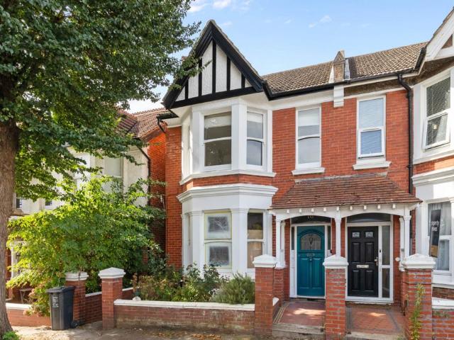 Glendale Road, Hove 2 bed flat to rent £1,650 pcm £381 pw