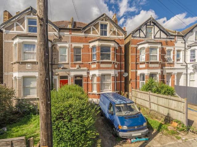 Gleneagle Road, London SW16 3 bed flat to rent £2,500 pcm £577 pw
