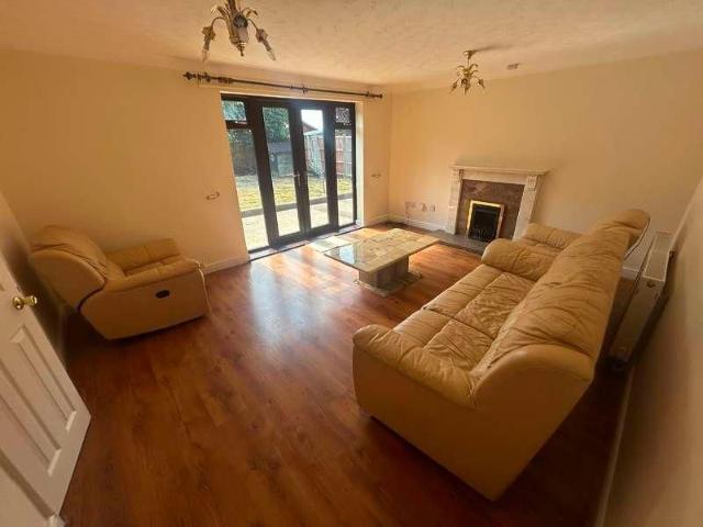 Gleneagles Drive, Burton Upon Trent, Stretton, DE13