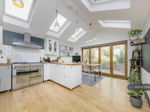 Gleneldon Road, London, SW16 2 bed maisonette to rent £2,650 pcm £612 pw
