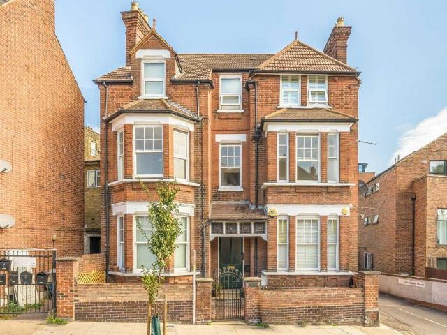 Gleneldon Road, London SW16 3 bed flat to rent £2,700 pcm £623 pw