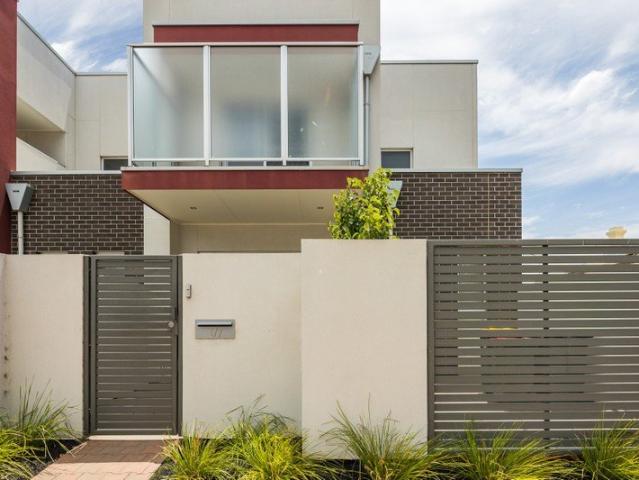 Glenelg Mews Live the Good Life a Stone Throw away from Jetty Road!
