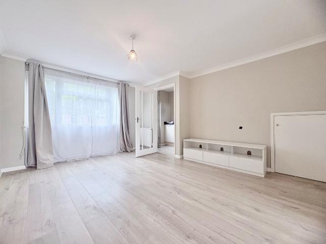 Glenester Close, Hoddesdon EN11, 3 bed property to rent, £1,800 pcm | PrimeLocation
