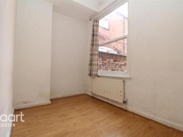 Glenfield Road, LEICESTER 1 bed flat to rent £650 pcm £150 pw