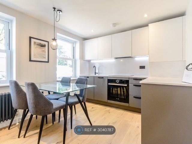Glenhaven Avenue, Borehamwood WD6, 2 bed flat to rent, £1,750 pcm | PrimeLocation