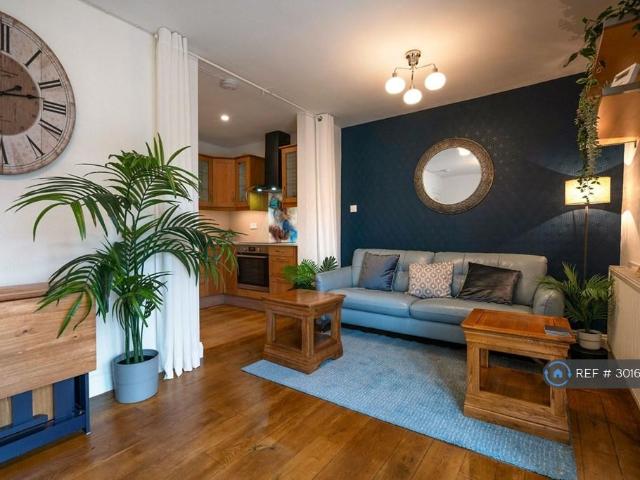 Glenlee Gardens, Edinburgh, EH8 1 bed flat to rent £1,250 pcm £288 pw