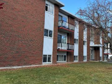 Queen Alexandra, Edmonton, Alberta - Parking