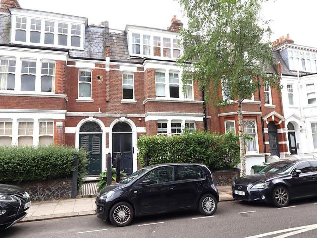Glenmore Road, London NW3 2 bed flat to rent £3,300 pcm £762 pw