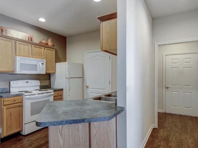 Glenmary Village Apartments 2 Bedroom Apartment for Rent at 9606 Clubview Dr, Louisville, KY 40291