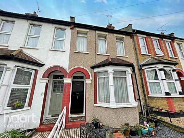 Glenwood Avenue, Westcliff on sea 3 bed terraced house to rent £1,700 pcm £392 pw