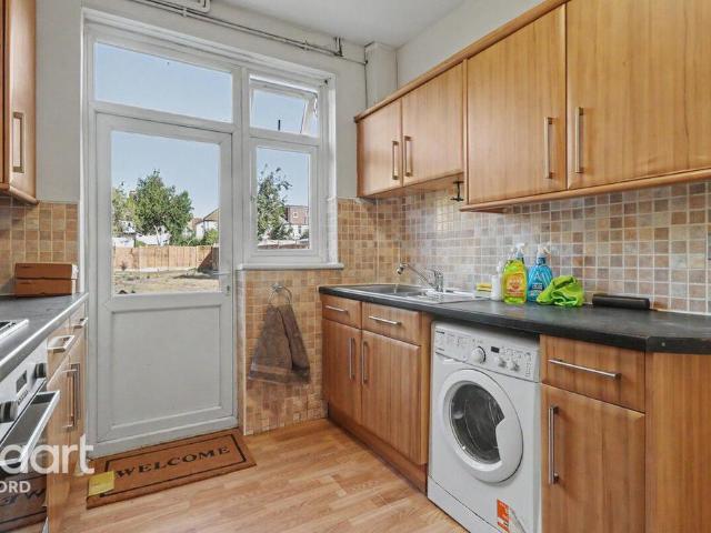 Glenwood Gardens, Ilford 3 bed terraced house to rent £2,200 pcm £508 pw