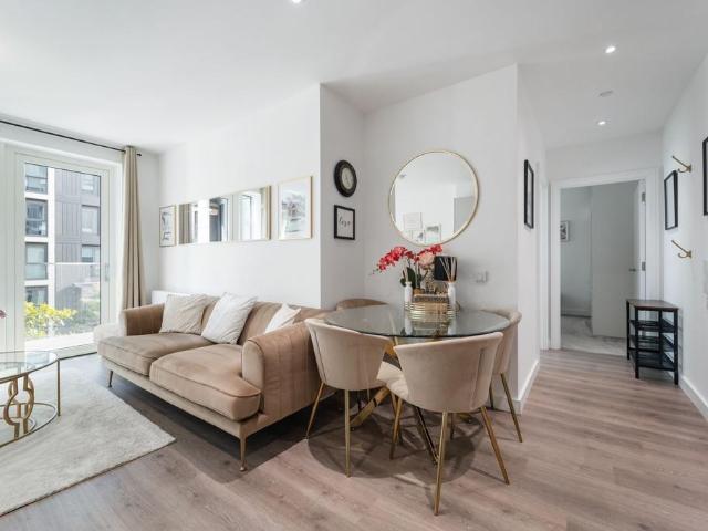 Glenthorne Road, London, W6 2 bed flat to rent £3,400 pcm £785 pw