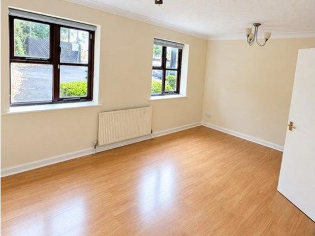 Glenview Court, Epsom KT17, 2 bed flat to rent, £1,750 pcm | PrimeLocation