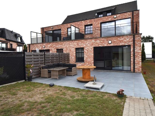 Glvl. app. 2slk. met terras, tuin en ondergronds: P+B