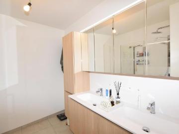 Glvl. app 2slk. met omheinde tuin, berging & staanplaats