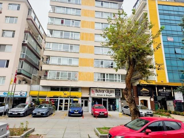 Gmk Bulvarı'nda Tamamı Konutlardan Oluşan Binada Satılık Daire