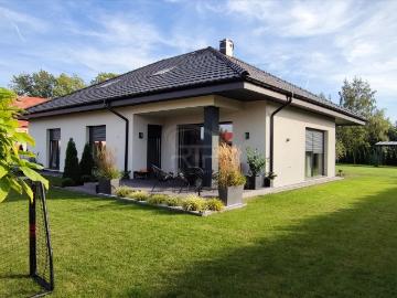 Nowoczesny dom z dużą działką i garażem w Gniechowicach