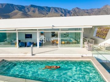 Gs Luxury presenta esta extraordinaria villa de alta gama en. 495m² Adeje