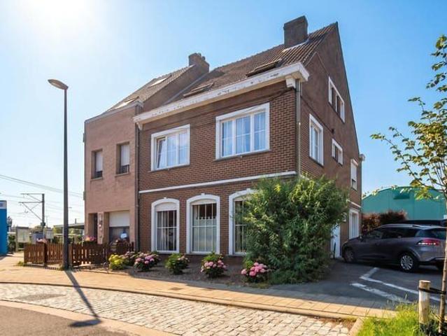 Grote woning vlakbij het station van Drongen