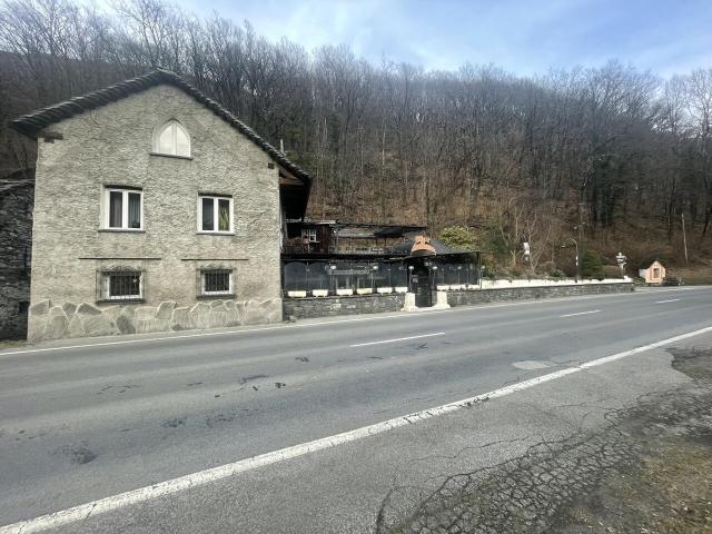 Grottenrestaurant mit Sommerterrassen und renoviertem 5 Zimmer Rustico / Grotto Restaurant mit Sommerterrassen, und renoviertem 5 Zimmer Rustico
