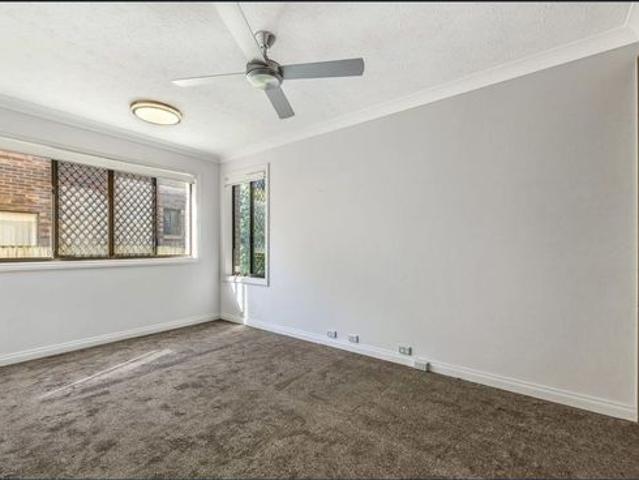 GROUND FLOOR 3 BEDROOM BROADWATER APARTMENT WITH STUNNING WATER VIEWS