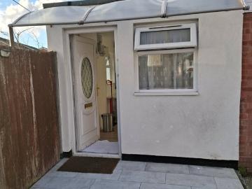 Ground Floor 1 Bed Flat | Private Entrance/Garden