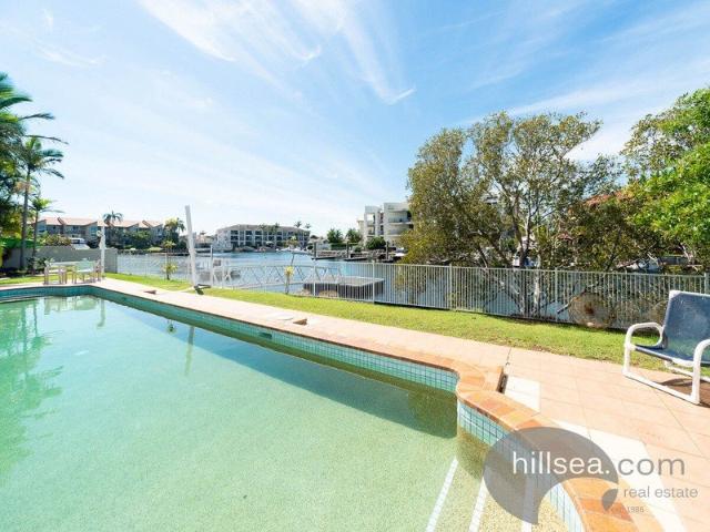 Ground Floor 1 Bedroom Unit Prime Runaway Bay Location