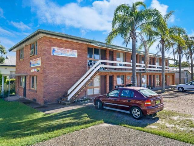 Ground Floor, 1 Bedroom Unit Walking Distance to Everything