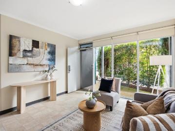Ground Floor 2 Bedroom Unit Adjacent to Pretty Parkland