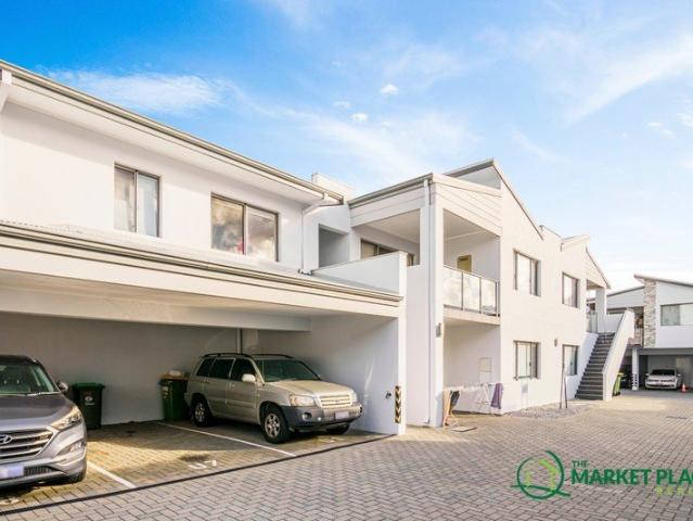 GROUND FLOOR 2 BRM 2 BATH APARTMENT WITH COURTYARD.