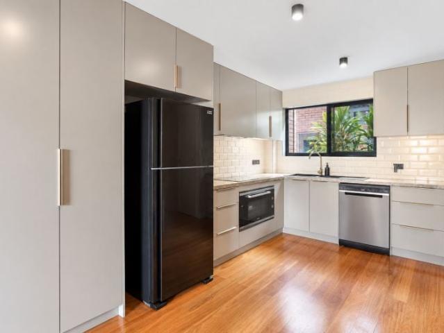 ground floor 2brm 2bath unit  large private courtyard
