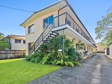 Ground Floor Comfort with Spacious Living in a Neat & Tidy Complex