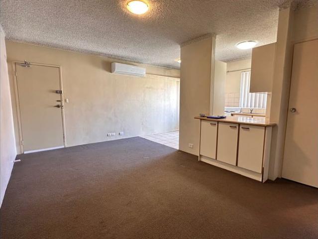 Ground floor Convenience. Walk to Schools, Shopping & Train Station