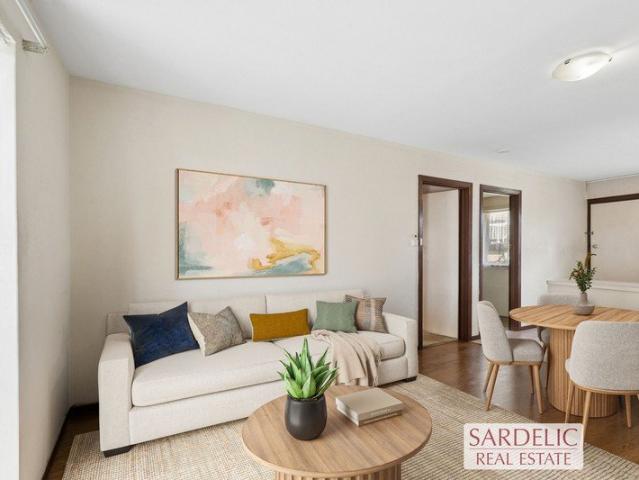 GROUND FLOOR CORNER APARTMENT!