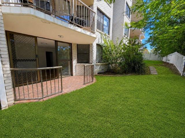 Ground Floor Carrara Gem, 2 Bed, 2 Bath + Great Outdoor Space â Secure Complex with Pool & Tennis Court