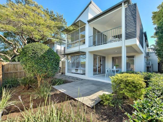 GROUND FLOOR APARTMENT OVERLOOKING PARKLAND !