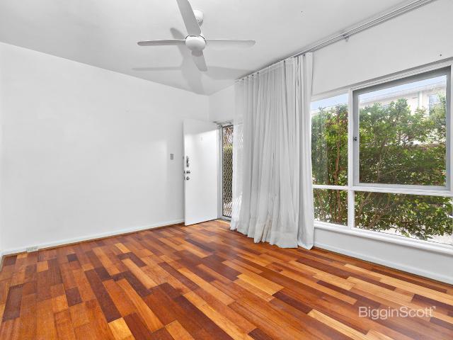 GROUND FLOOR APARTMENT ON LEAFY NARONG ROAD!