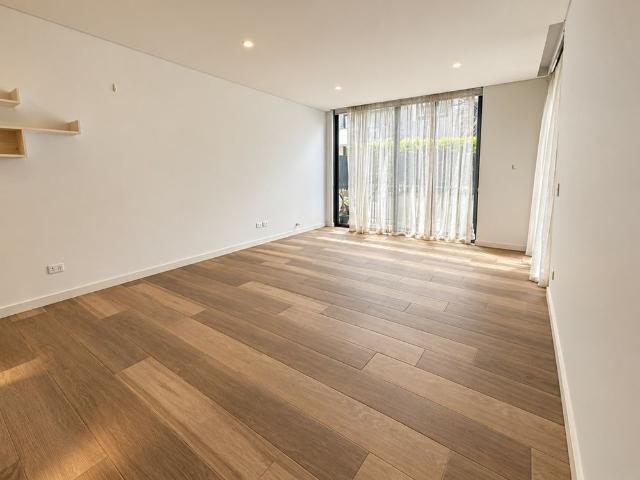 Ground Floor apartment Great Location!