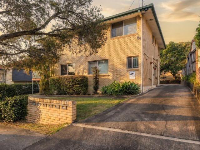 Ground Floor Apartment in Brick Complex
