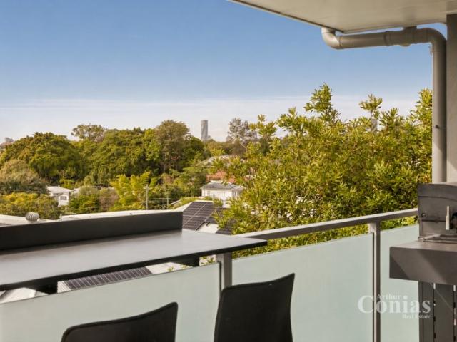 PRIVATE GROUND FLOOR RETREAT IN A TIGHTLY HELD ASHGROVE COMPLEX
