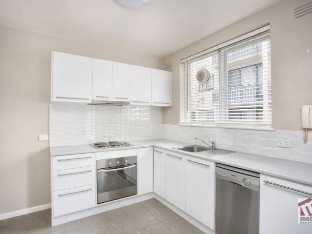 GROUND FLOOR APARTMENT IN PRIME LOCATION!