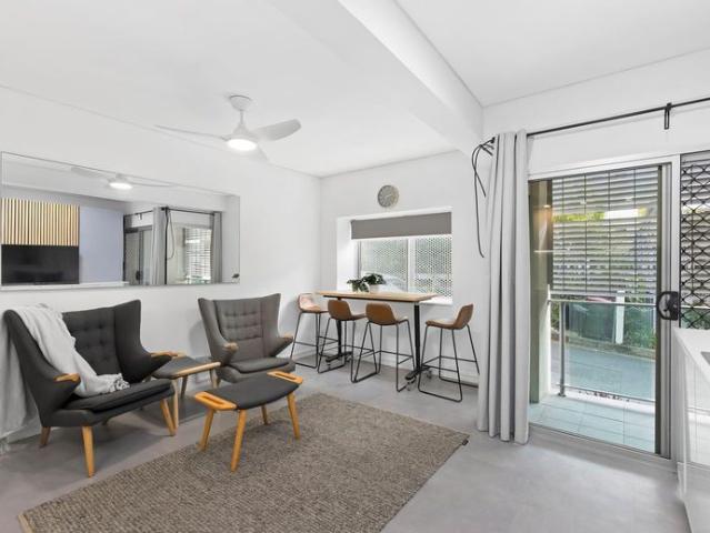 GROUND FLOOR APARTMENT IN PRIME SPRING HILL LOCATION