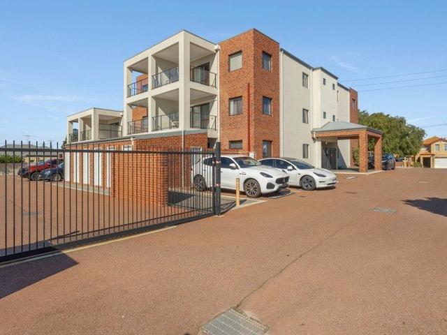 Ground Floor Apartment Living In a Strategic Locale!