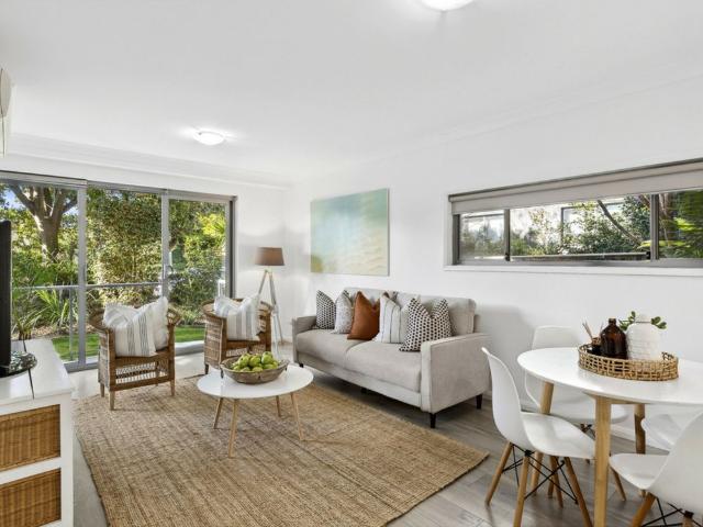 Ground Floor Apartment Stylish With Leafy Outlook Opposite Beach, Sand & Surf