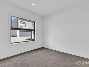 GROUND FLOOR APARTMENT SOLAR ENERGY HUGE SAVINGS!